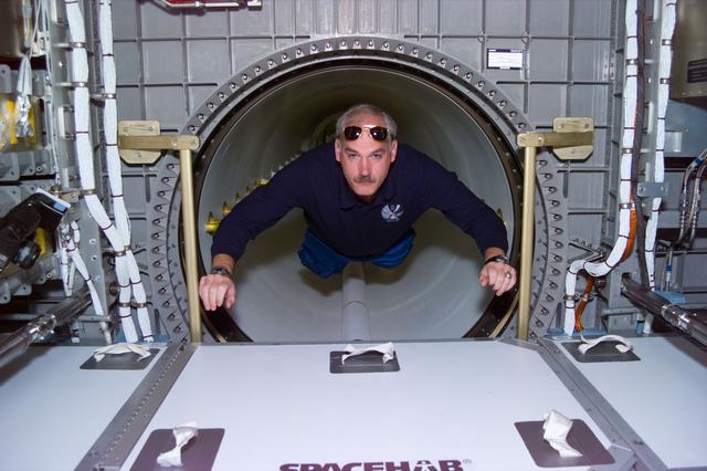 NASA image: Commander Readdy floats through connecting tunnel into Spacehab