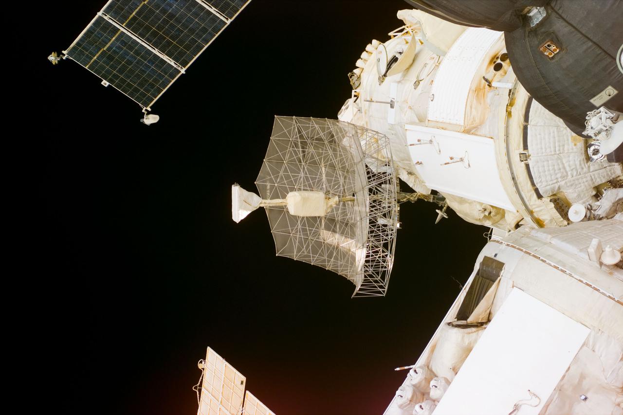 STS79-E-5219 (21 September 1996) --- This view shows the Radar antenna on Russia's Mir Space Station which was deployed earlier this year during cosmonaut Extravehicular Activity (EVA), during Flight Day 6.