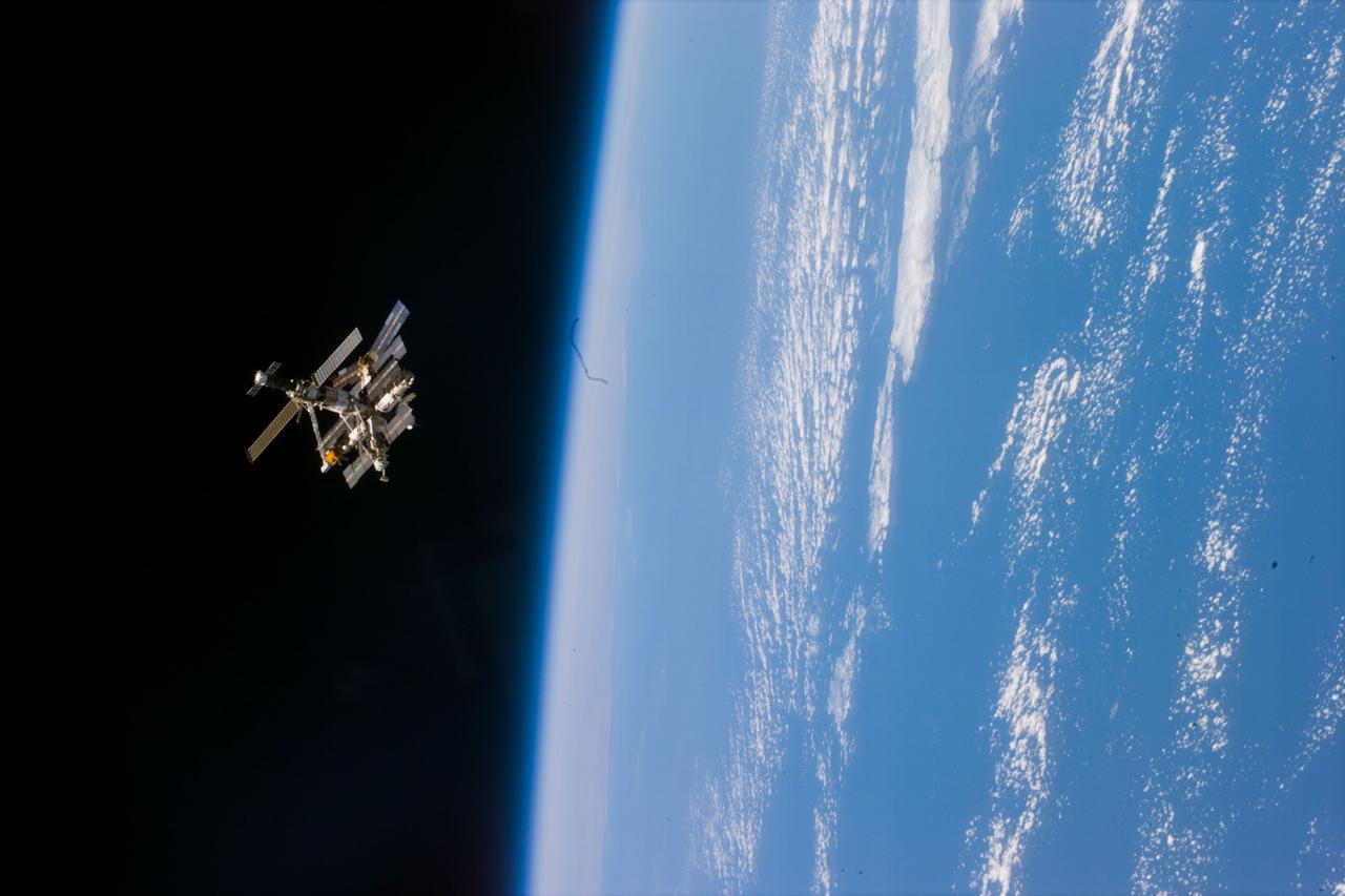 STS79-E-5355 (16-26 September 1996) --- Several minutes later, the STS-79 astronauts enjoyed this view of the Russia's Mir Space Station complex backdropped against the blackness of space over Earth's horizon. A thin blue line of airglow runs parallel with Earth's horizon.