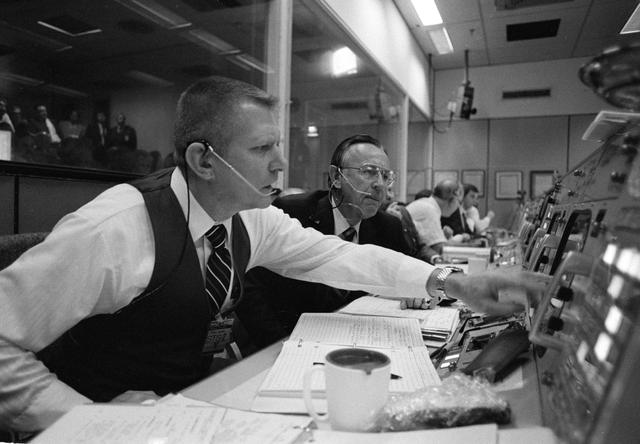 NASA image: Documentary views of Flight Director and Controller activity during STS-2