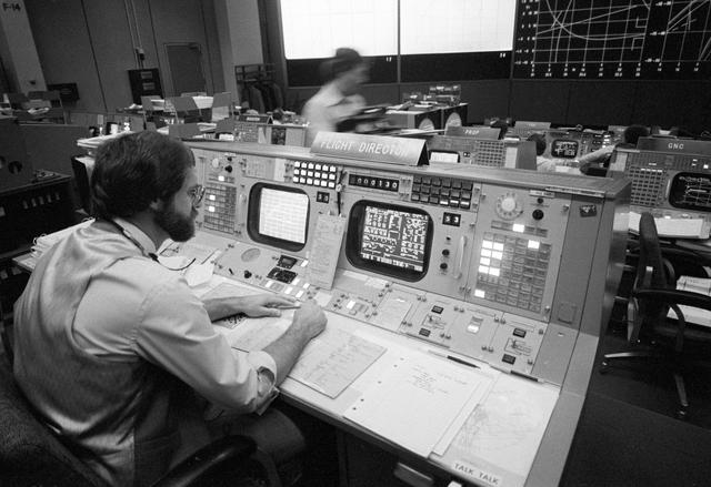 NASA image: INFLIGHT (MISSION CONTROL CENTER) - STS-2 - JSC