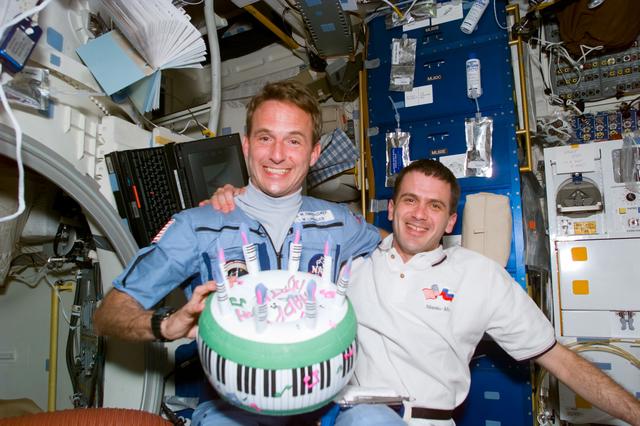 NASA image: Candid views of the STS-81 and Mir 22 crews on the orbiter's middeck