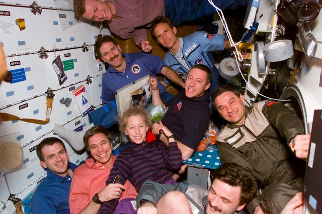 Crew portrait of the STS-81 and Mir 22 crew on Atlantis