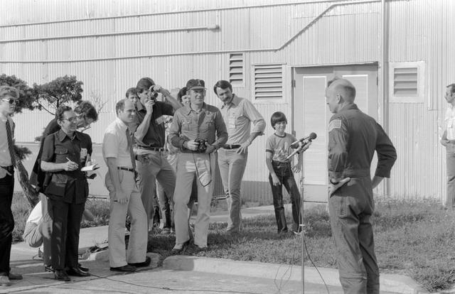 NASA image: PREFLIGHT (DEPARTURE) - STS-2 - ELLINGTON AFB (EAFB), TX