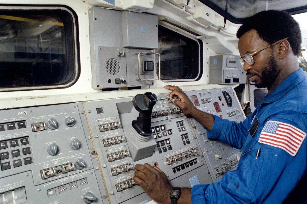 S83-33925 (14 June 1983) --- Astronaut Ronald E. McNair, one of NASA?s three 41-B mission specialists, participates in a training session in the Shuttle one-g trainer in the Johnson Space Center?s mockup and integrating laboratory.  He stands at the aft flight deck, where controls for the remote manipulator system (RMS) arm are located.  Dr. McNair and the remainder of the five-man astronaut crew are scheduled to lift into space aboard the Challenger on February 3, 1984.