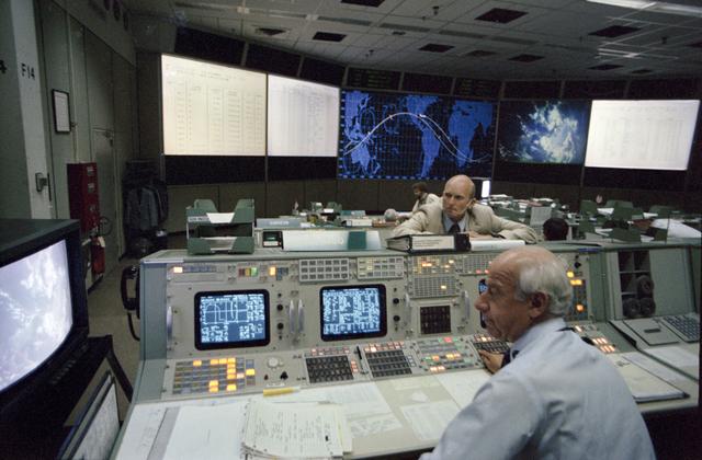 NASA image: INFLIGHT (MISSION OPERATIONS CONTROL ROOM [MOCR]) - STS-7 - JSC