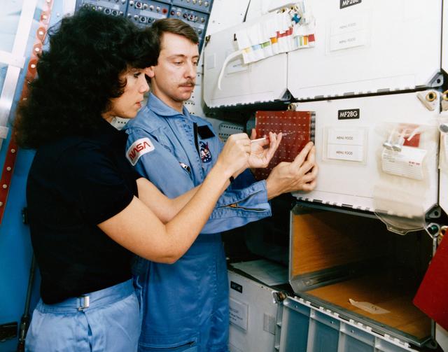 NASA image: CREW TRAINING (CONTINOUS FLOW ELECTROPHORESIS [CFES]) - STS-14/41D - MCDONNELL-DOUGLAS AIRCRAFT CORP. (MDAC), MO