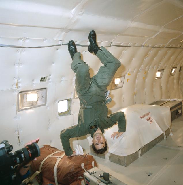 NASA image: CREW TRAINING (ZERO-G) - STS-41G - OUTER SPACE