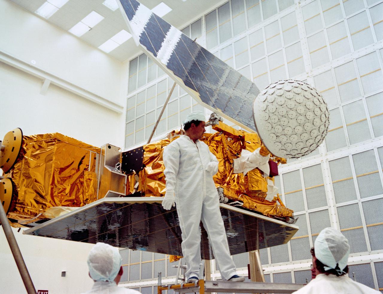 Documentation of STS 41-G payloads while in Hangar AE at Cape Canaveral. Views include documentation of the Earth Radiation Budget Satllite (ERBS) antenna (41266) and solar array panels (41265).
