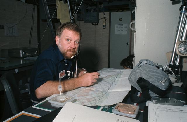 NASA image: CREW TRAINING - STS-41G (1-G TRAINER) - JSC