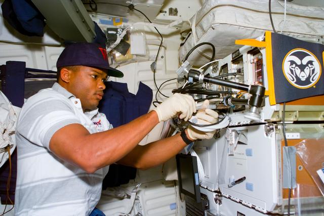 NASA image: BDS - Curbeam works with middeck experiment