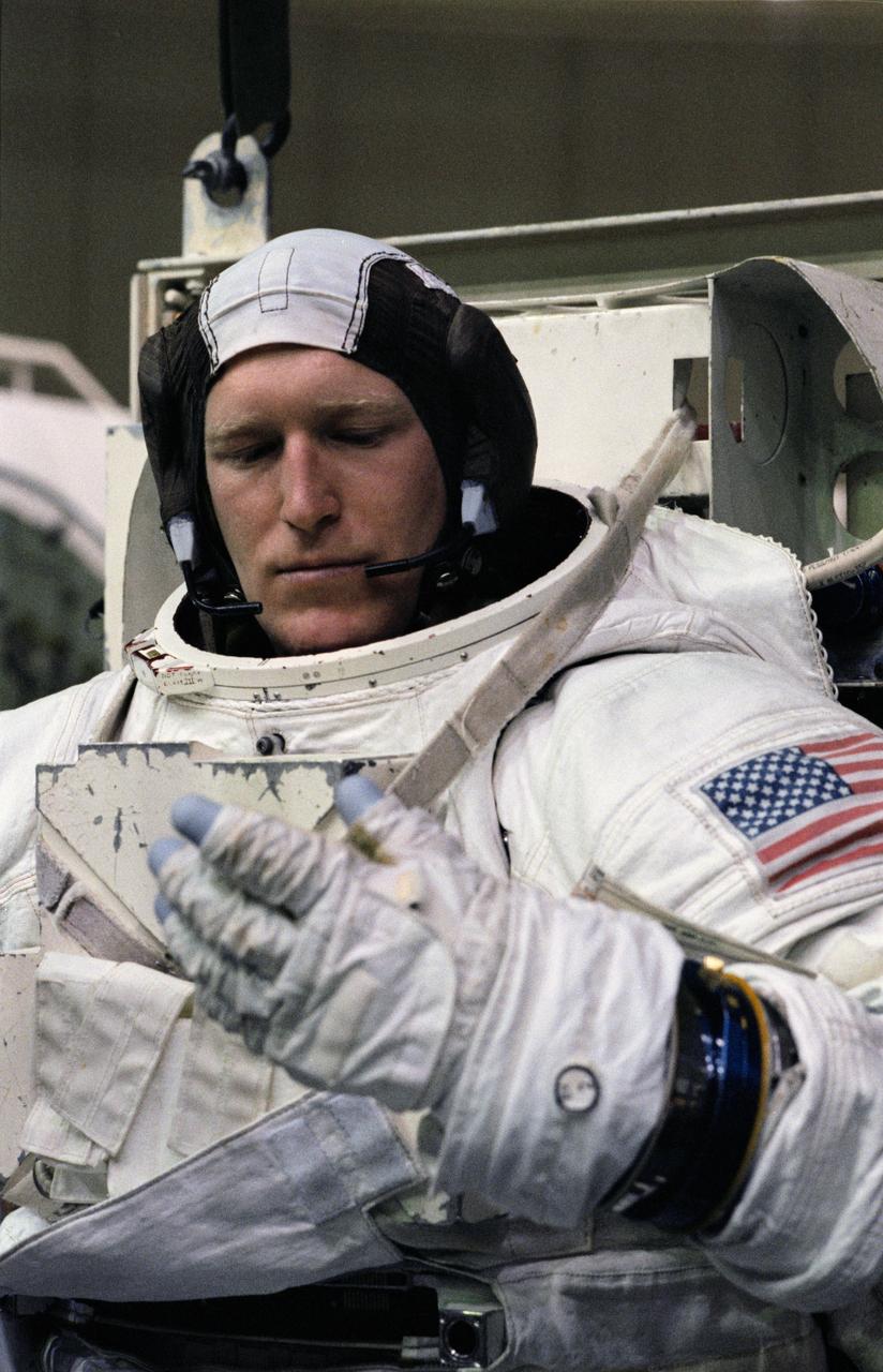 S87-26630 (March 1987) --- Astronaut Charles D. (Sam) Gemar, wearing a training version of the Extravehicular Mobility Unit (EMU) space suit, prepares to be emersed in the 25-ft. deep waters of the Weightless Environment Training Facility (WET-F) at the Johnson Space Center (JSC).  Once underwater, Gemar was able to achieve a neutrally buoyant state and to simulate the floating type activities of an astronaut in microgravity.  Gemar began training as an astronaut candidate in the summer of 1985.