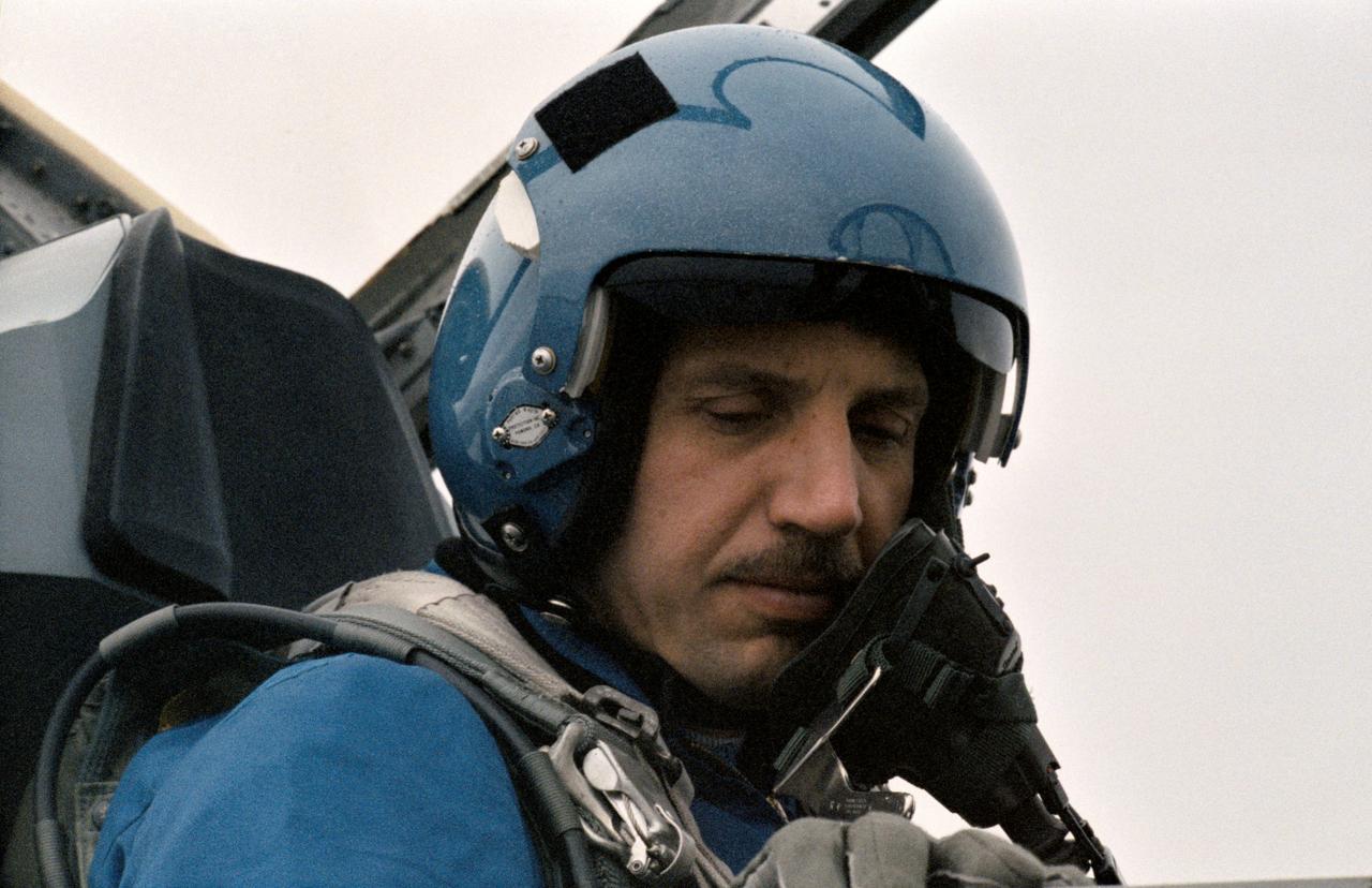 S87-28147 (26 Feb 1987) --- Astronaut David C. Hilmers sits in the rear station of a NASA T-38 jet aircraft prior to departure of the STS 26 crew from Ellington Field, destination Kennedy Space Center for interfacing with flight hardware which is undergoing preparations. Hilmers is one of three mission specialists for the flight.