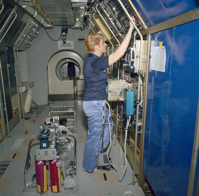 NASA image: STS-40 Payload Specialist Millie Hughes-Fulford trains in JSC's SLS mockup