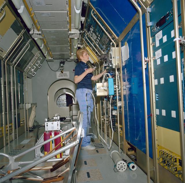 NASA image: STS-40 Payload Specialist Millie Hughes-Fulford trains in JSC's SLS mockup
