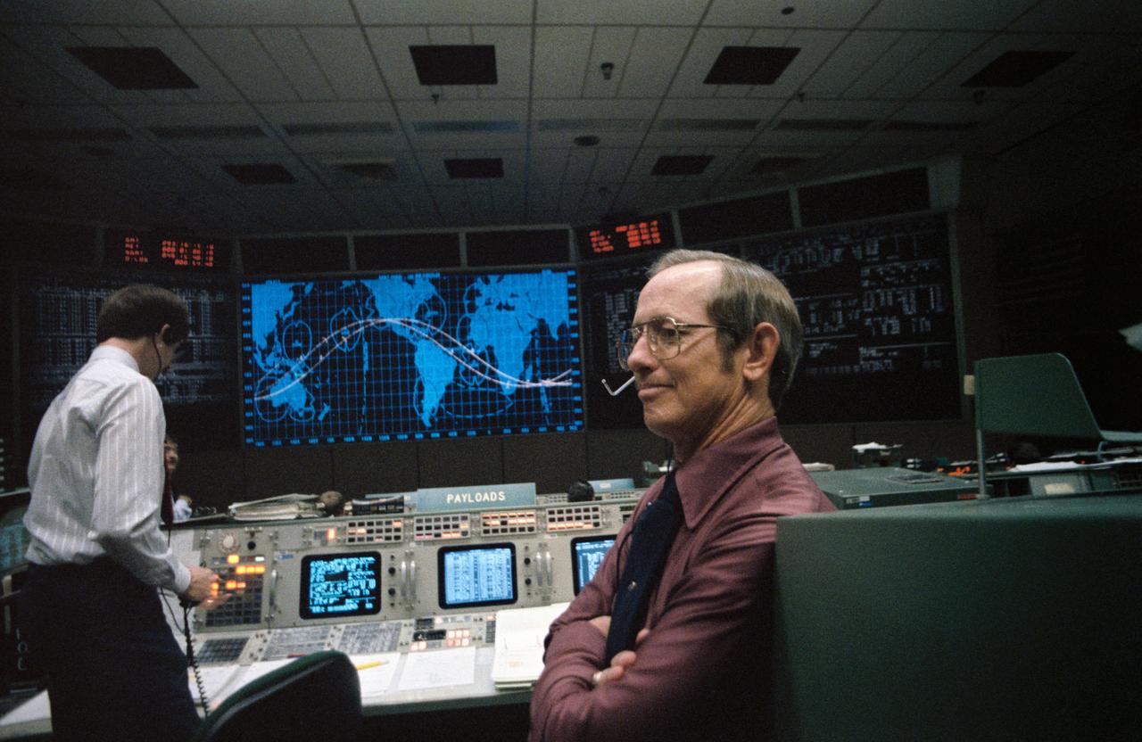 S87-46338 (20 Oct 1987) --- Flight controller Granvil Pennington listens to communications from the STS-26 integrated simulations in the flight control room of JSC's mission control center. Five veteran astronauts were in a simulator in another JSC building rehearsing their roles for the scheduled June 1988 flight aboard the Discovery.