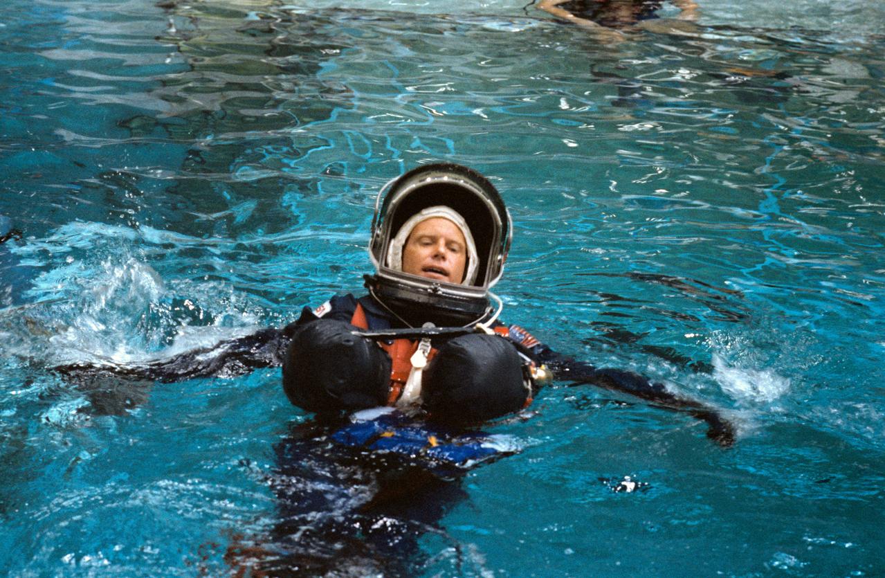 S88-42409 (20 July 1988) --- STS-26 Discovery, Orbiter Vehicle (OV) 103, Mission Specialist (MS) George D. Nelson participates in crew escape system (CES) testing in JSC Weightless Environment Training Facility (WETF) Bldg 29. Nelson, wearing the newly designed (navy blue) launch and entry suit (LES), floats in WETF pool with the aid of an underarm flotation device (modern version of Mas West floats). He awaits the assistance of SCUBA-equipped divers during a simulation of escape and rescue operations utilizing a new CES pole for emergency exit from the Space Shuttle.