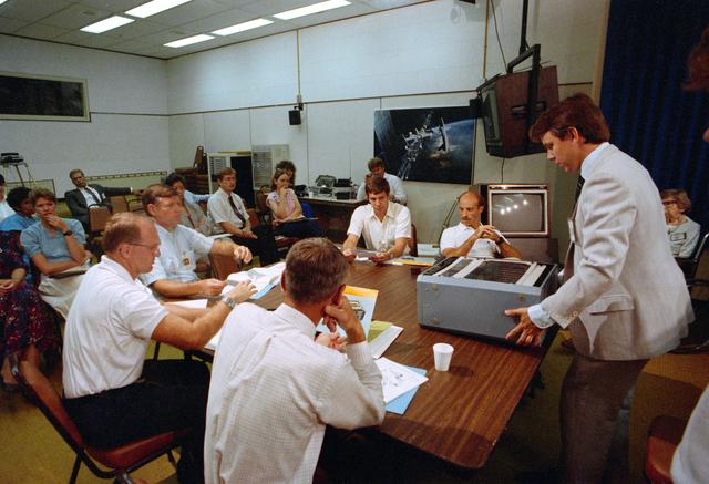 NASA image: STS-29 crewmembers are briefed on Student Experiment (SE) 82-8