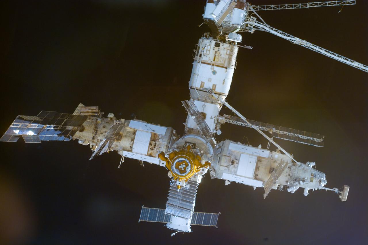 S89-E-5165 (24 Jan 1998) --- From the point of view of the Space Shuttle Endeavour, the Mir Space Station rapidly approaches as the two spacecraft prepare to make the eighth of nine NASA-Mir link-ups.  The image was photographed with an Electronic Still Camera (ESC) at 19:48:07 GMT, January 24, 1998.