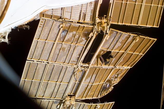 NASA image: DTO 1118 - Damaged Spektr solar array
