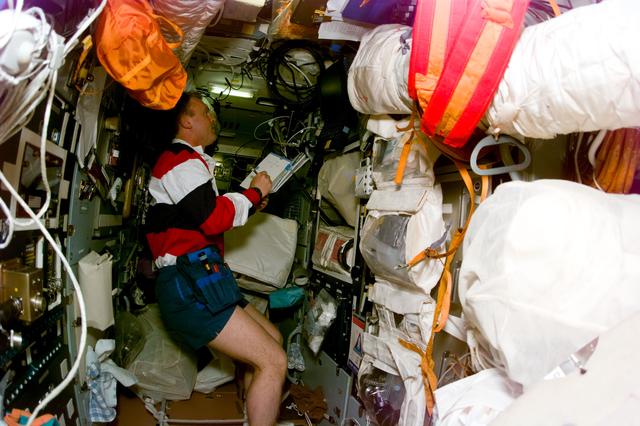 NASA image: MS Thomas unpacks his bags in Priroda