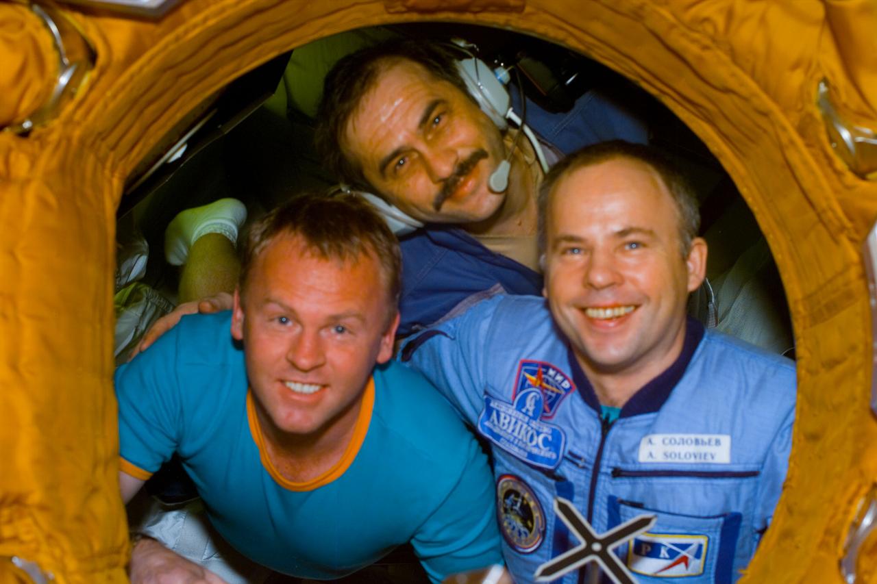 S89-E-5355 (28 Jan 1998) --- This Electronic Still Camera (ESC) image shows the Mir-24 crew saying their farewells to the STS-89 crew, minutes before hatch closing. The closing of the Docking Module (DM) hatch will bring the eighth Shuttle/Mir joint docking activities to a end. The Mir-24 crew members are from the left - astronaut Andrew S. W. Thomas, cosmonaut guest researcher; cosmonaut Pavel V. Vinogradov, flight engineer; and cosmonaut Anatoliy Y. Solovyev, commander. Thomas, replacing astronaut David A. Wolf, will be the last American astronaut to serve a tour aboard the Russian Mir Space Station as a cosmonaut guest researcher. This ESC view was taken on January 28, 1998, at 22:28:50 GMT.