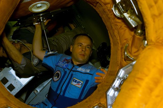 NASA image: STS-89 and Mir 24 crews at the hatch opening