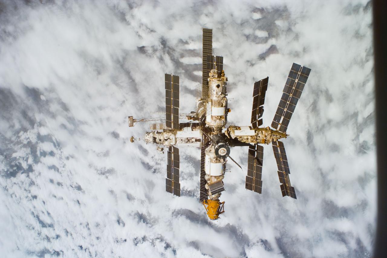 S89-E-5457 (29 Jna 1998) --- Mir Space Station over blanket of white clouds. Scene recorded with electronic still camera (ESC) at  18:04:06 GMT, Jan. 29, 1998.