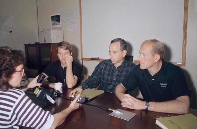 NASA image: STS-38 crewmembers participate in photography training and camera briefing