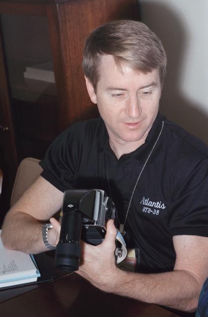 NASA image: STS-38 Pilot Culbertson participates in photography and camera briefing