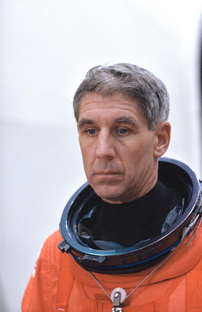 STS-38 Mission Specialist (MS) Robert C. Springer, wearing launch and entry suit (LES), pauses during emergency egress training conducted in JSC's Mockup and Integration Laboratory (MAIL) Bldg 9A.