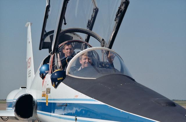 NASA image: STS-38 Pilot Culbertson in T-38A prior to Ellington departure