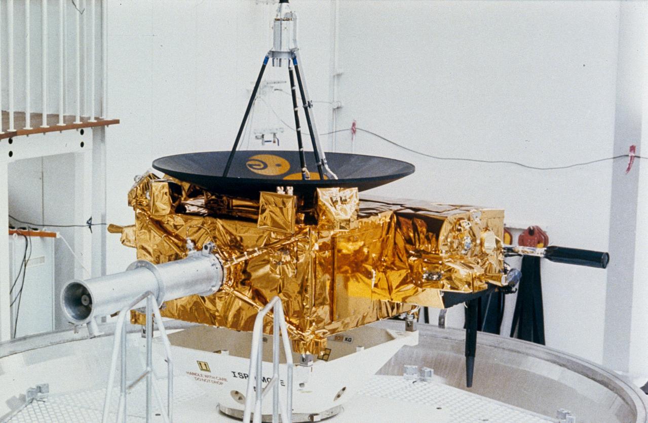 S90-45985 (May 1990) --- The Ulysses spacecraft undergoes testing at the vacuum spin-balancing facility in ESTEC.  Careful balancing is required in order to ensure that the high gain antenna, which is aligned with the spacecraft spin axis, can be accurately pointed toward Earth throughout the mission.  It will be flown to Kennedy Space Center (KSC) for further processing before being on loaded to Discovery's cargo bay. The Space Shuttle crew of STS-41 will send it off to its long-awaited mission.