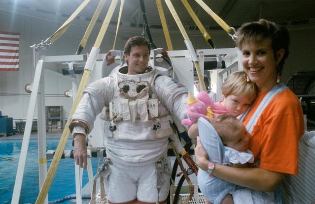 NASA image: STS-39 MS Harbaugh visits with family at JSC's WETF Bldg 29 pool