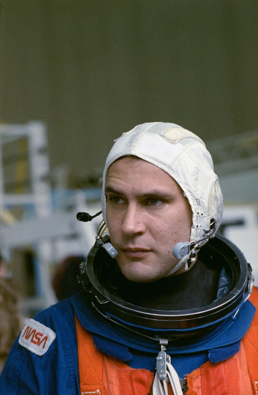 S90-54750 (7 Dec 1990) --- Astronaut Richard J. Hieb, mission specialist, listens attentively as a trainer (out of frame) briefs the STS-39 crewmembers on emergency egress measures.  The seven astronauts were in JSC's weightless environment training facility (WET-F).  This type training uses the WET-F's 25 ft. deep pool to simulate an ocean parachute landing.