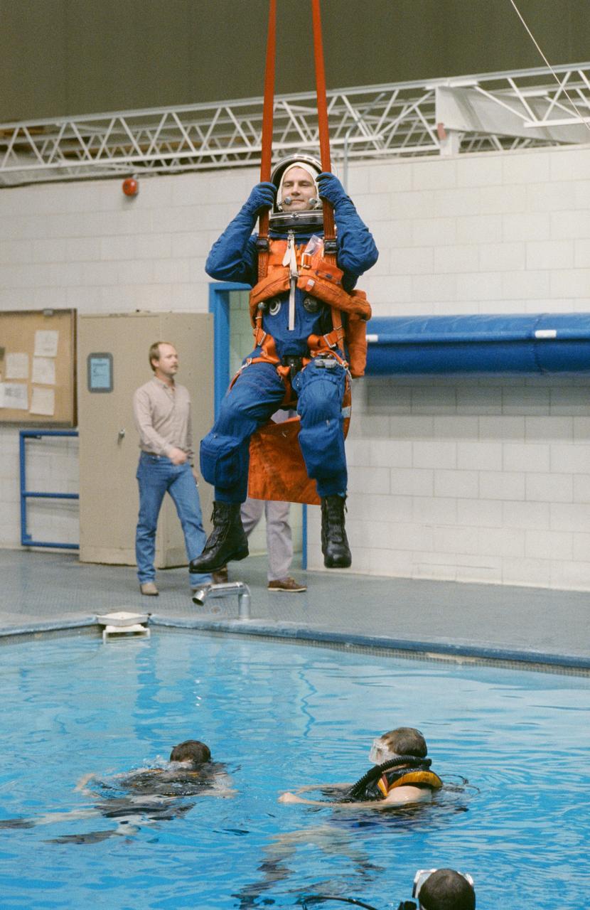 S90-54760 (7 Dec 1990) --- Astronaut Richard J. Hieb, mission specialist, participates in emergency egress training. Hieb and six fellow STS 39 astronauts were in JSC's weightless environment training facility (WET-F). This type training uses the WET-F's 25 ft. deep pool to simulate an ocean parachute landing. A number of SCUBA-equipped divers assist in the training session.