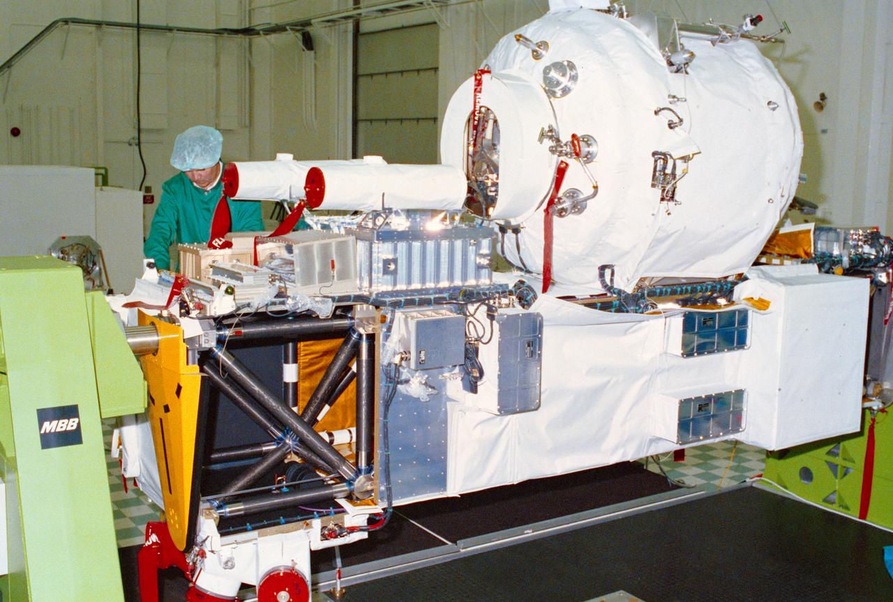 S91-27784 (5 Nov 1990) --- STS-39 Discovery, Orbiter Vehicle (OV) 103, Infrared Background Signature Survey (IBSS) Shuttle Pallet Satellite (SPAS) II documented during preflight processing procedures. German Messerschmitt-Bolkow-Blohm (MBB) technicians work on SPAS II cryostat (without insulation) and other elements at the Cape Canaveral Air Force Station, 11/05/90