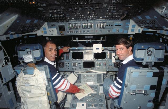 NASA image: STS-44 Atlantis, OV-104, crewmembers participate in JSC FB-SMS training