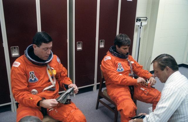 NASA image: STS-43 Atlantis, OV-104, crew prepares for egress training in JSC's MAIL