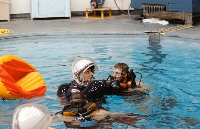 NASA image: STS-42 MS Hilmers floats in pool during egress exercises in JSC's WETF
