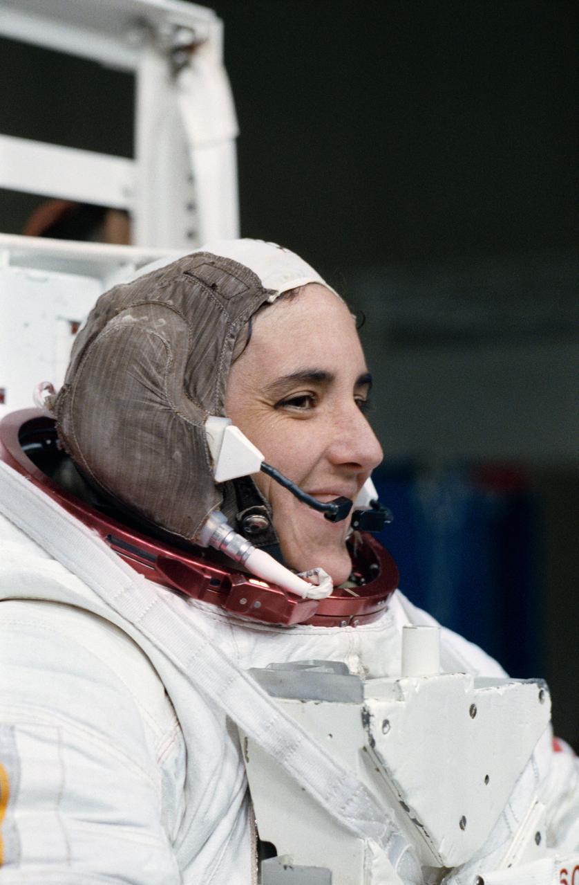 S92-29546 (March 1992) --- Attired in a training version of the Extravehicular Mobility Unit (EMU), astronaut Nancy J. Sherlock checks her communications link during a training session at the Johnson Space Center's (JSC) Weightless Environment Training Facility (WET-F). Training as a mission specialist for the STS-57 mission, Sherlock was rehearsing a contingency spacewalk. Astronauts scheduled for Extravehicular Activity (EVA) duty and those who might be called upon for unscheduled space walk duty frequently use a nearby 25 feet deep pool to practice various chores. The suits used in the training are equipped with communications gear, pressurized and weighted to create a neutral buoyancy in the water tank. EDITOR'S NOTE: Nancy J. Currie (formerly Sherlock) has been assigned as a mission specialist for the STS-70 mission, scheduled for launch in spring of 1995.