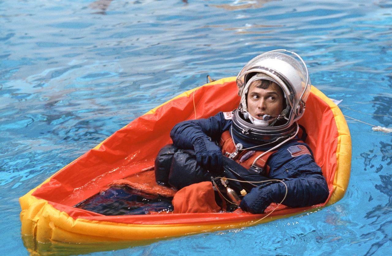 S92-33478 (12 March 1992) --- Astronaut Franklin R. Chang-Diaz, mission specialist, relies on a one-person life raft to get him to "safety" during a STS-46 bailout simulation exercise. The training took place in the Johnson Space Center's weightless environment training facility.
