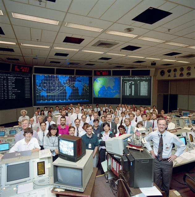 NASA image: STS-49 Endeavour, Orbiter Vehicle (OV) 105, Planning Team in MCC Bldg 30 FCR