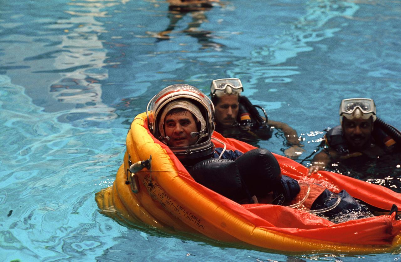 S92-40040 (19 June 1992) --- Astronaut Charles L. (Lacy) Veach, one of six crewmembers assigned to fly aboard Columbia for the STS-52 mission, is assisted by two SCUBA-equipped divers during emergency bailout training at the Johnson Space Center's Weightless Environment Training Facility (WET-F).  Veach is one of three mission specialists who in October will join a Canadian payload specialist and the mission's commander and pilot for ten-plus days of research and experimentation, as well as the deployment of the LAGEOS spacecraft, in Earth orbit.