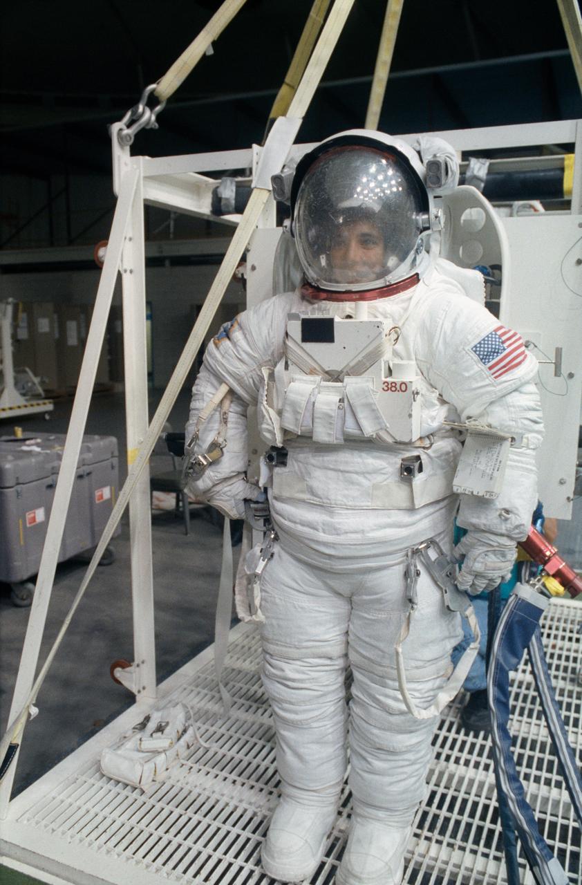 S92-40376 (March 1992) --- Attired in a training version of the Extravehicular Mobility Unit (EMU), astronaut Nancy J. Sherlock participates in a training session at the Johnson Space Center's (JSC) Weightless Environment Training Facility (WET-F).  Training as a mission specialist for the STS-57 mission, Sherlock was rehearsing a contingency space walk.  Astronauts scheduled for Extravehicular Activity (EVA) duty and those who might be called upon for unscheduled space walk duty use a nearby 25 feet deep pool to practice various chores.  The suits used in the training are equipped with communications gear, pressurized and weighted to create a neutral buoyancy in the water tank.    EDITOR'S NOTE: Nancy J. Currie (formerly Sherlock) has been assigned as a mission specialist for the STS-70 mission, scheduled for launch in spring of 1995.