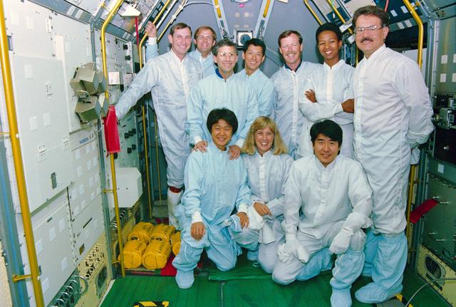NASA image: STS-47 crew & backups pose for portrait in SLJ module at KSC during training