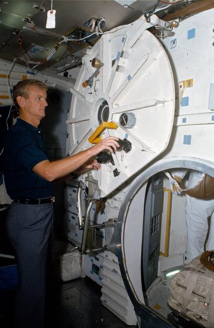 STS-54 Commander Casper at airlock hatch on CCT middeck during JSC training