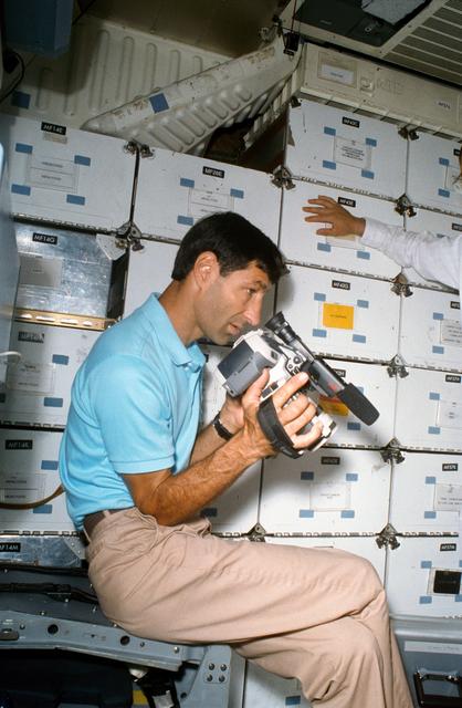 NASA image: STS-54 MS1 Runco participates in camera familiarization in JSC's CCT