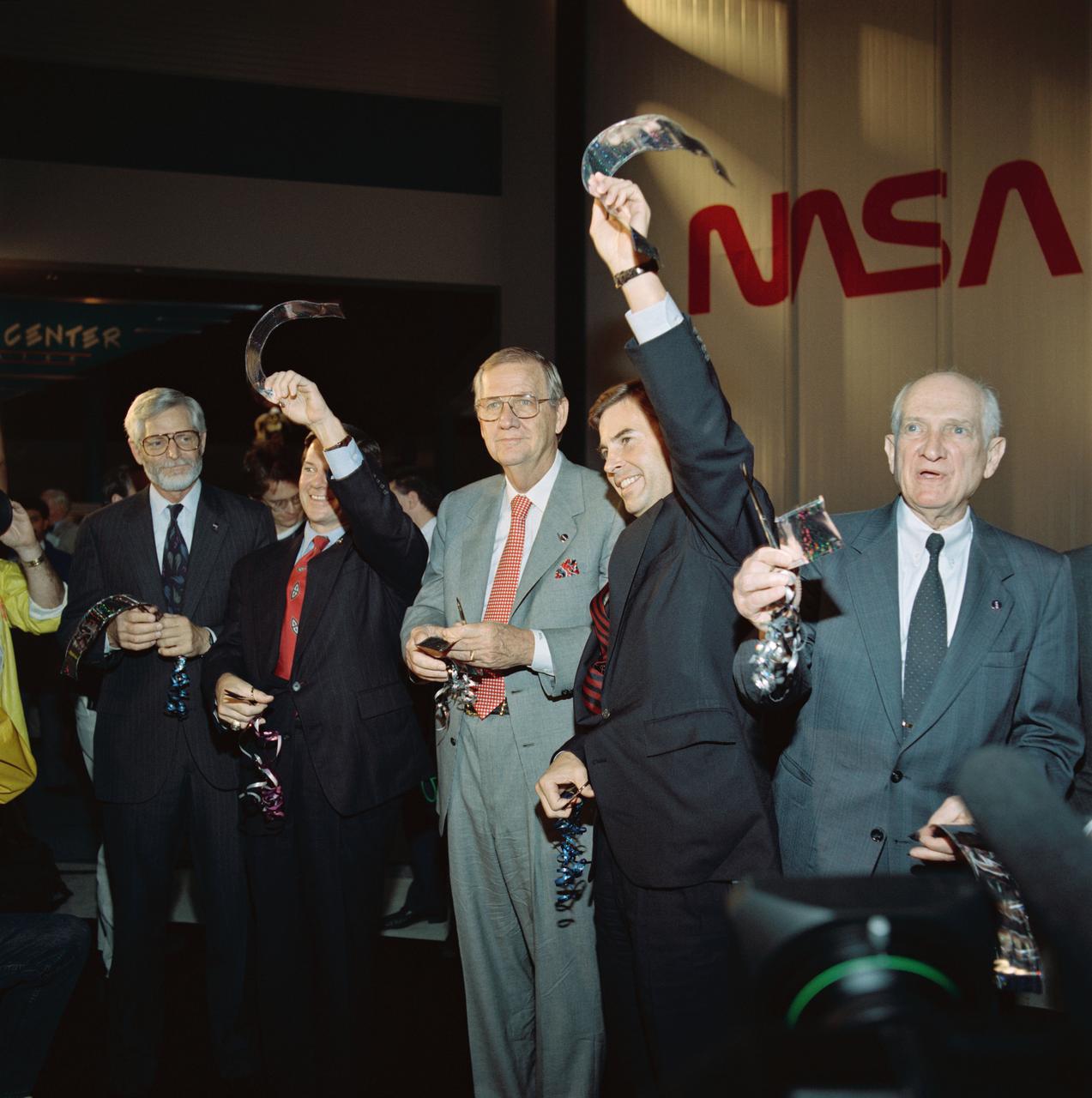 S92-48270 (16 Oct. 1992) --- Officials and politicians help celebrate the grand opening of Space Center Houston on Oct. 16, 1992.