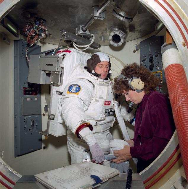 STS-54 MS2 Harbaugh and MS3 Helms during training in JSC's ETA / airlock